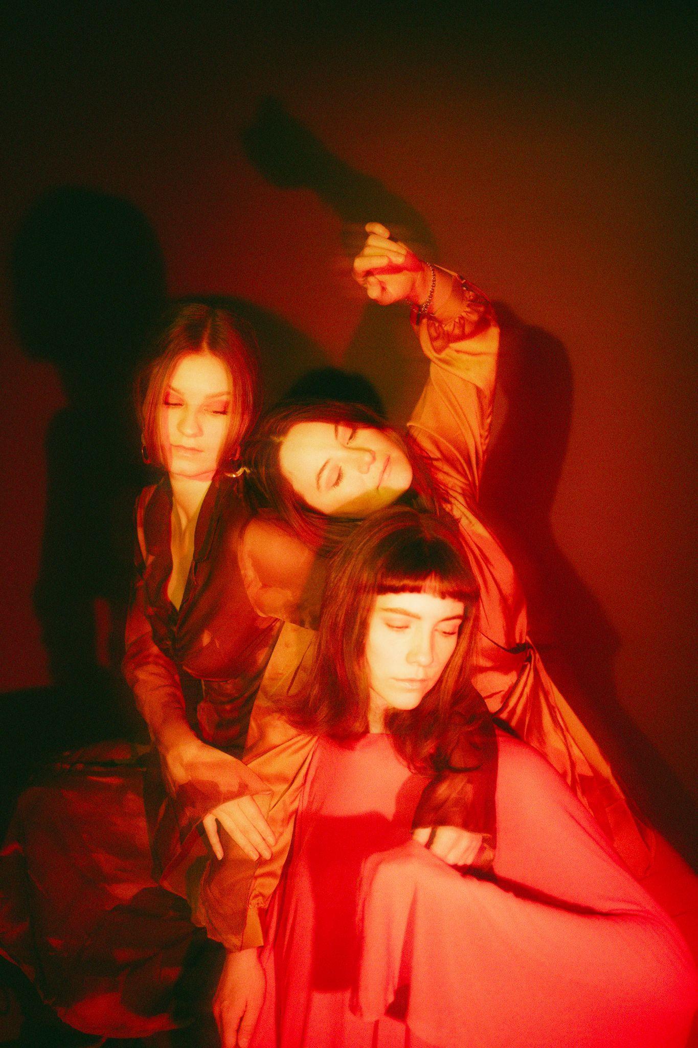 NEBULAH — Hannah Busk Larsen, Janne Hagen Therkildsen og Elisabeth Panduro Holst